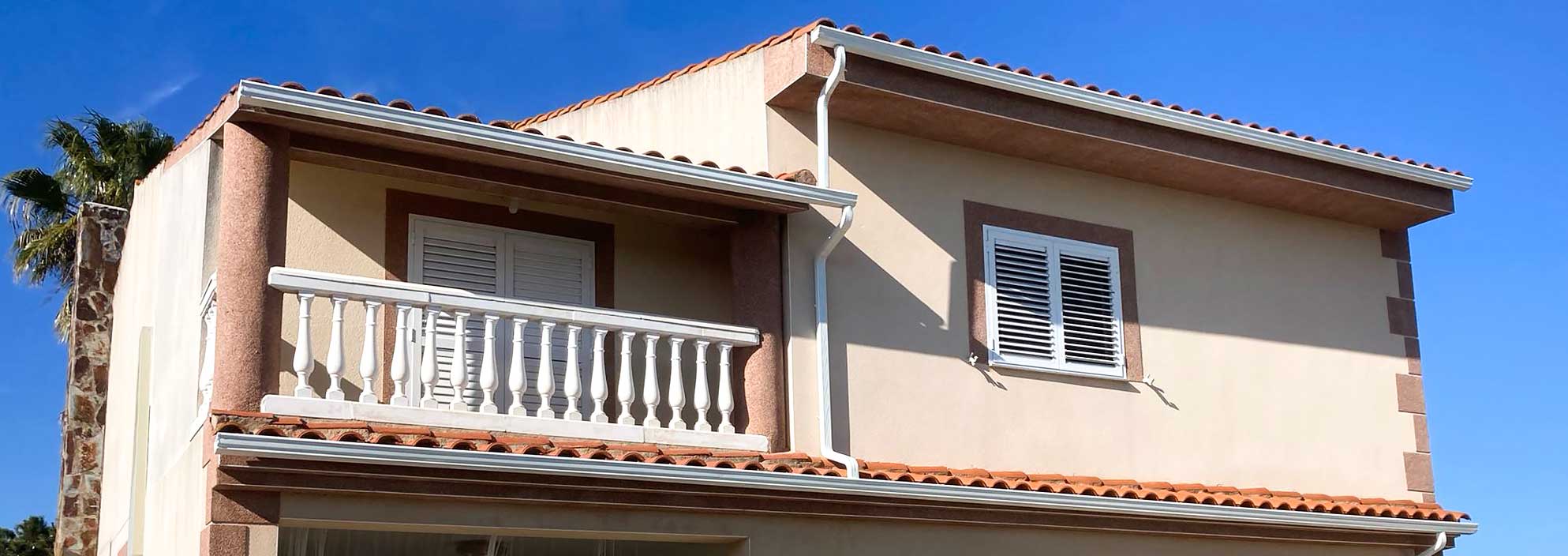 Canalones Diego Moreno Detalle de la segunda planta de una vivienda con balcón y ventana.